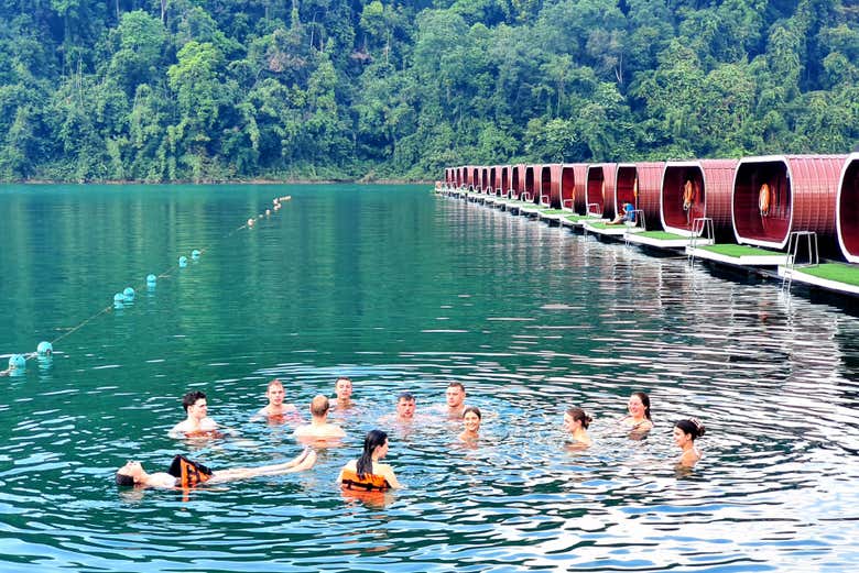 Disfrutando de un baño en el lago