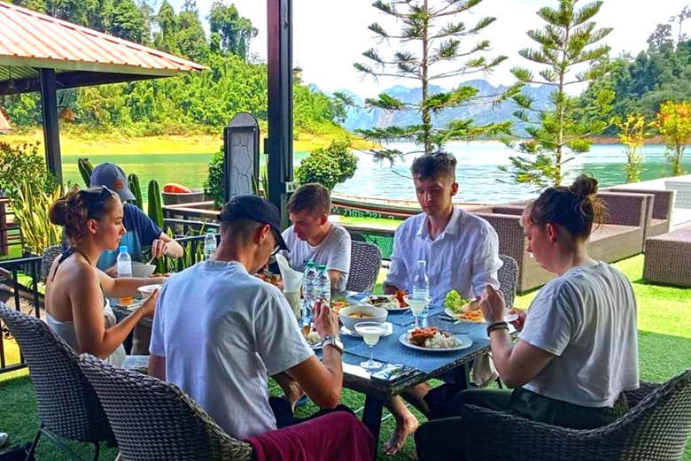 Reponiendo fuerzas con un almuerzo a orillas del lago
