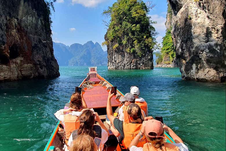 Disfrutando de la travesía por el lago Cheow Lan