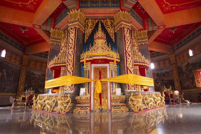 Visitando l'interno di uno dei templi