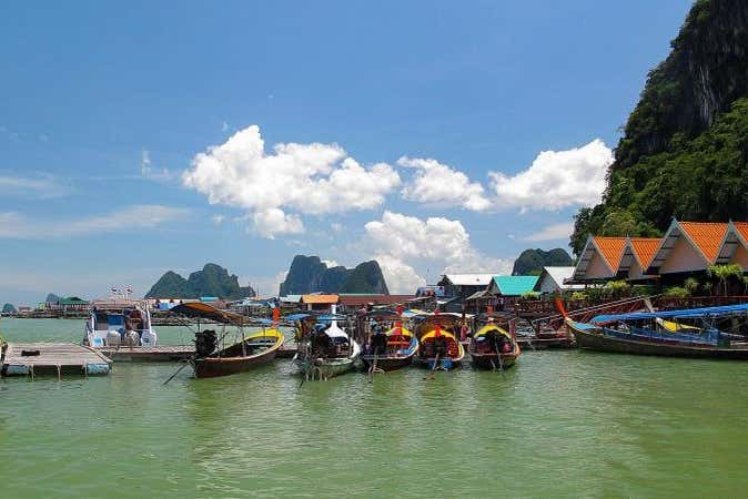 Barcos atracados no cais da ilha