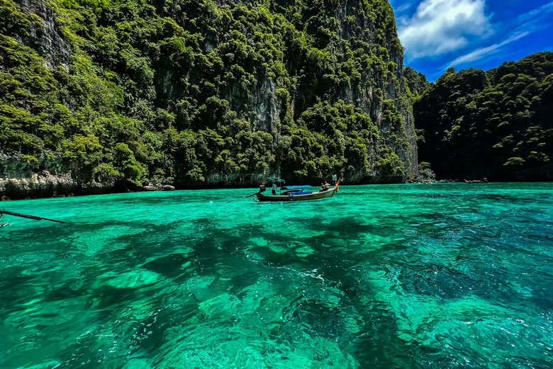 Contemplando las aguas cristalinas de las islas Phi Phi