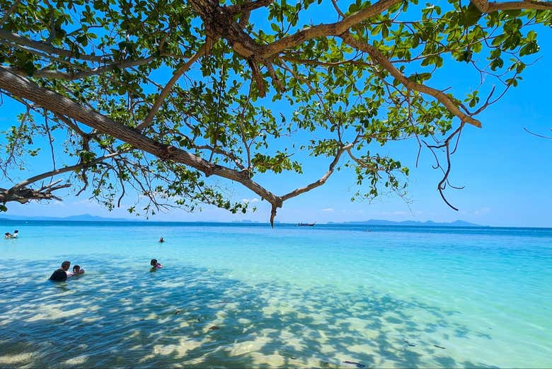 Discover the pristine beach of Koh Kradan