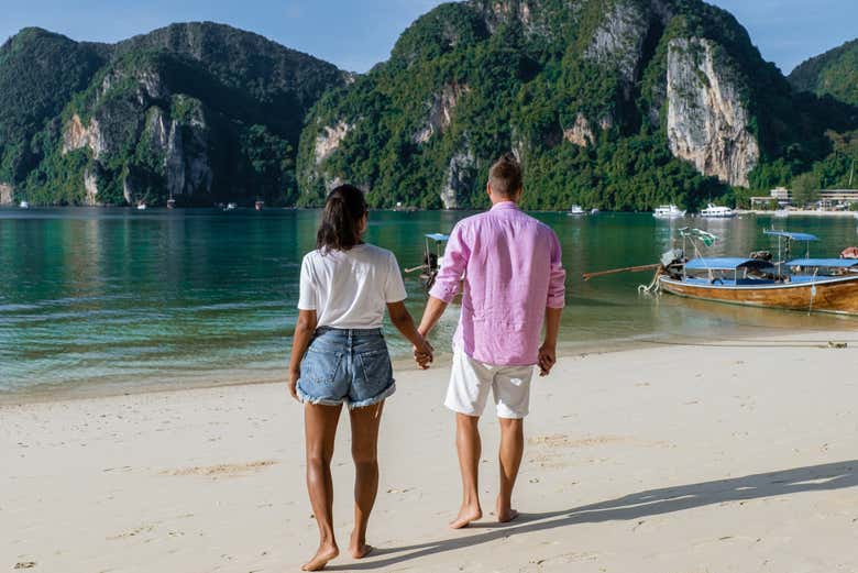 Una pareja posando para una foto