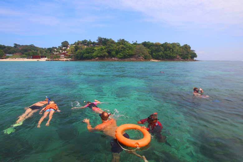 Haciendo snorkel en las islas Phi Phi