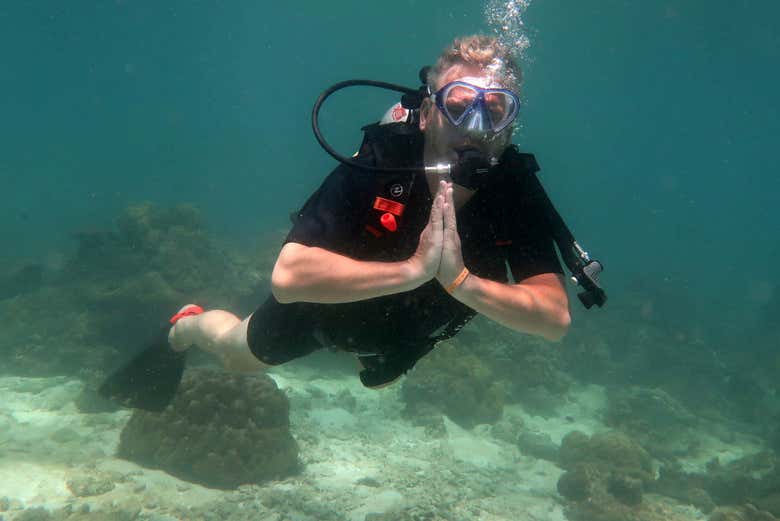 Mergulhador nas águas de Phi Phi