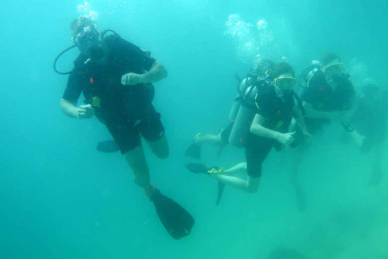 Mergulhadores no Parque Marinho de Phi Phi