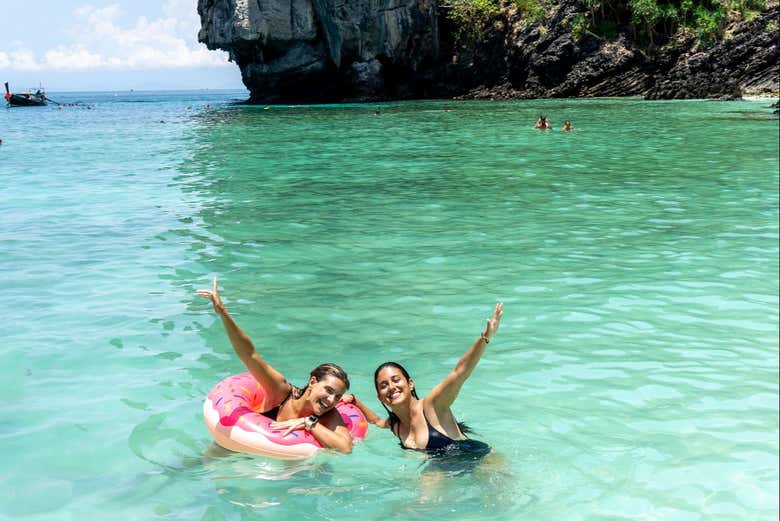 Un baño en las cristalinas aguas de la zona