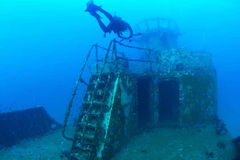 Diving in the HTMS Chang shipwreck
