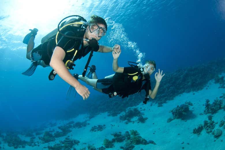 Pareja de buceo durante el curso