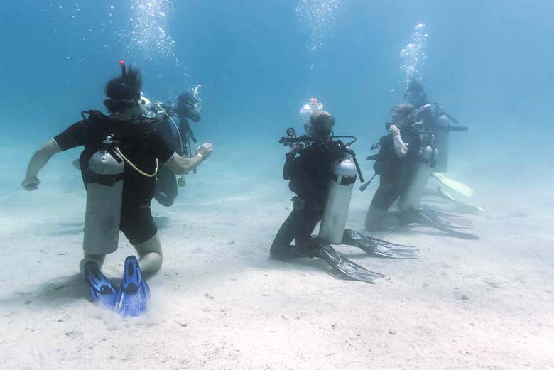 Praticando os exercícios no fundo do mar