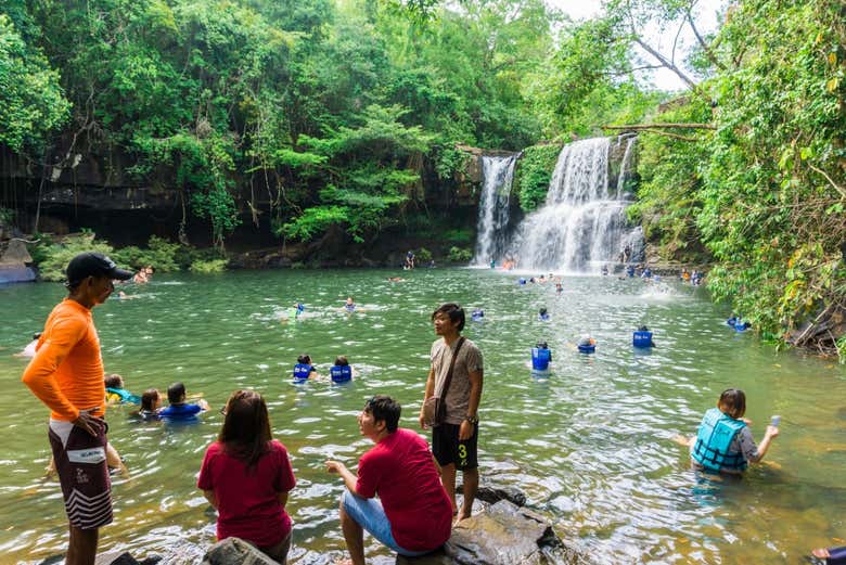 Turistas bañándose en la cascada Klong Yakki