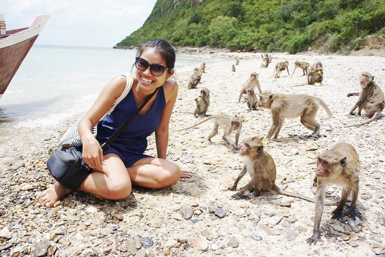 Posando con los monos de Monkey Beach