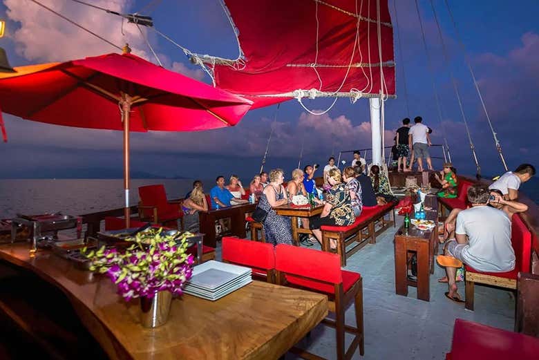 Viendo cómo anochece desde el barco