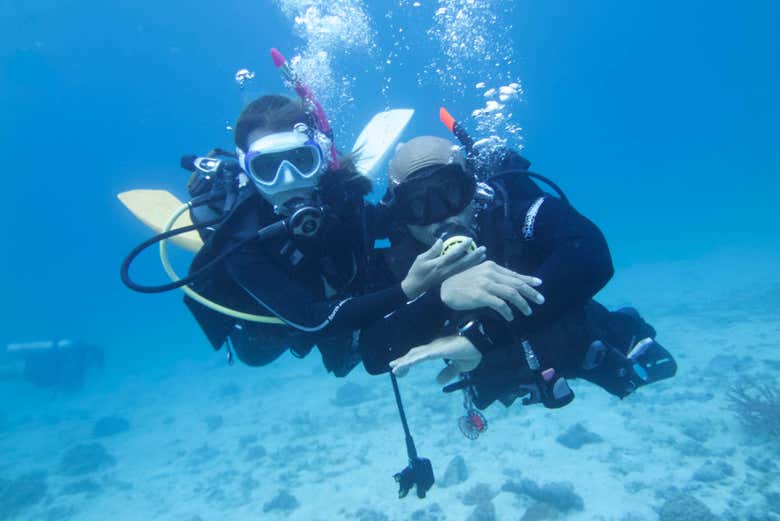 Condividendo l'aria con un compagno d'immersione