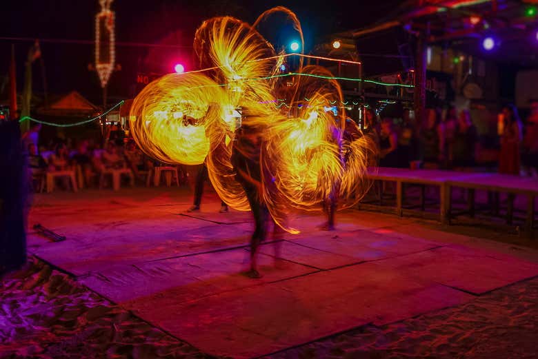 Espectáculo de fuego durante la fiesta