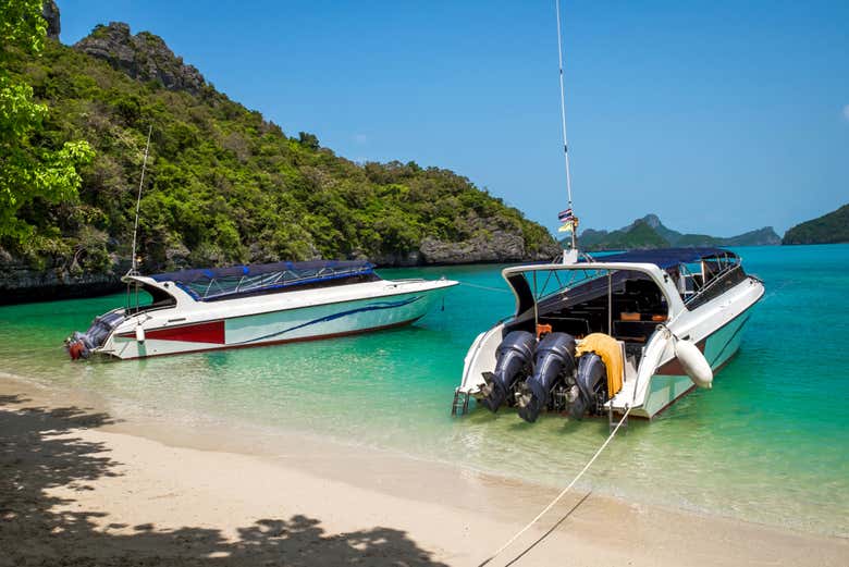 Lanchas rápidas en las aguas de Ang Thong