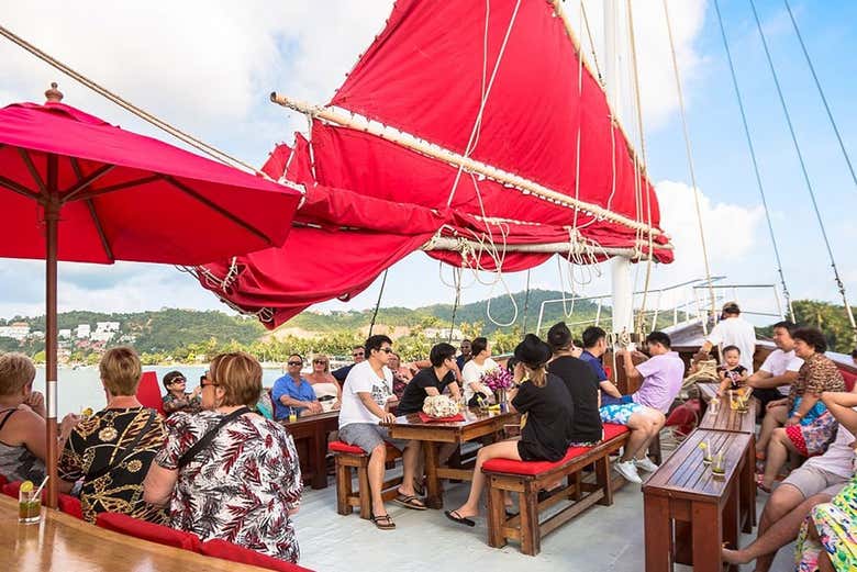 Disfrutando del paseo en barco tradicional
