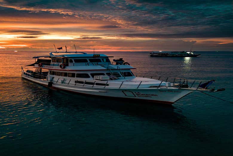 Partimos à hora dourada, ao entardecer