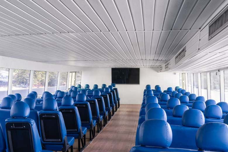 Viajaréis en cómodos asientos en el ferry 