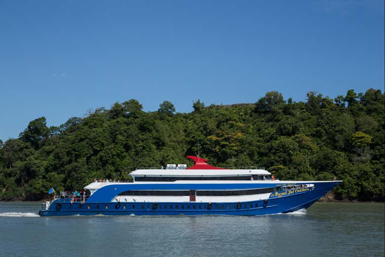 Ferry en el que navegaremos a Phi Phi