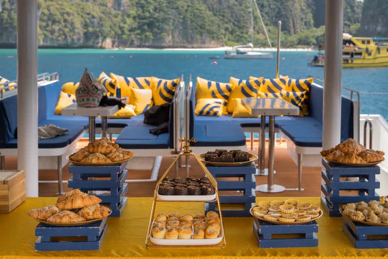 Você provará doces deliciosos a bordo do catamarã