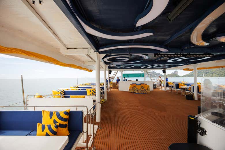 Interior do catamarã