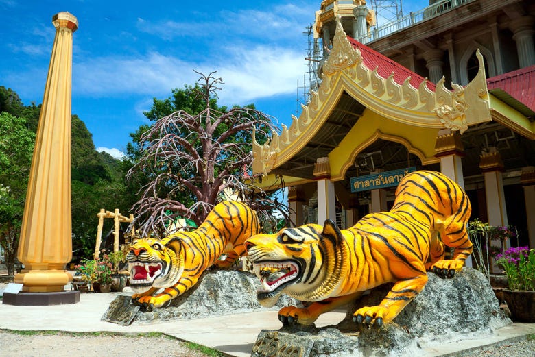 Tigres na porta do templo