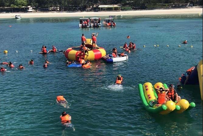 Disfrutando de las actividades acuáticas en Coral Island