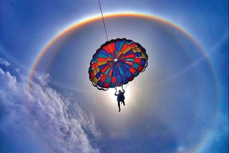 Practicando parasailing