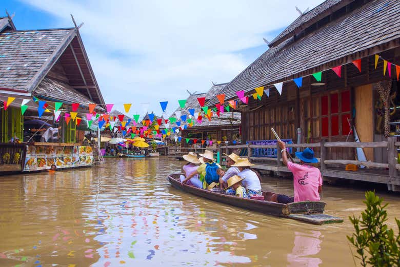 Sailing to the Pattaya Floating Market