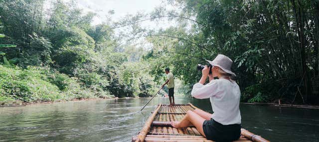 Passeio de jangada de bambu pelo rio Song Phreak