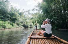 Paseo en balsa de bambú por el río Song Phreak