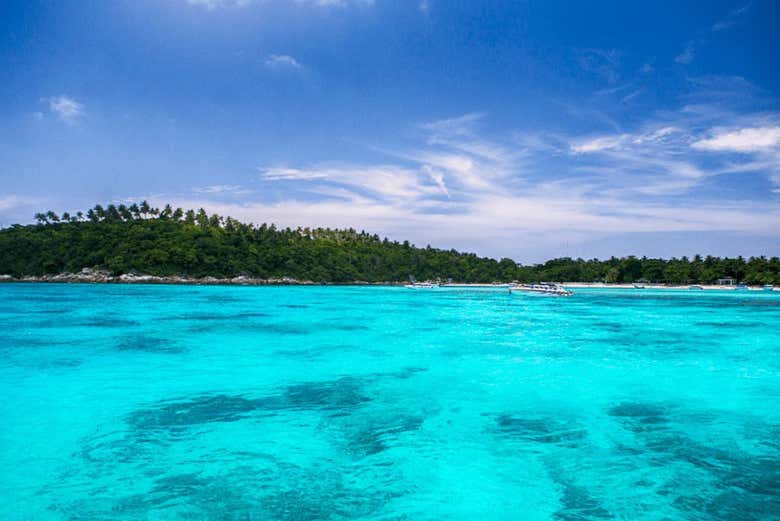 Águas cristalinas em Coral Island