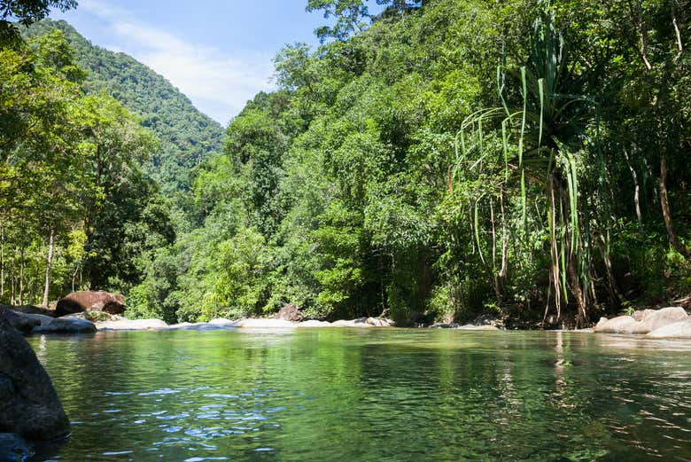 Praticando rafting em Phuket 