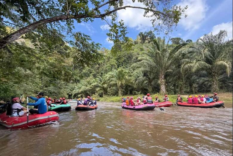 Grupo a bordo de las lanchas de rafting