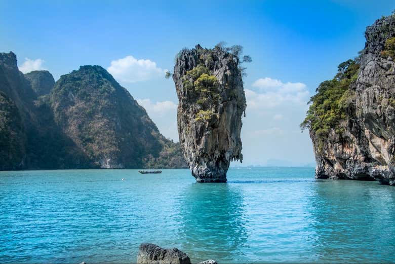 Avistando as icônicas formações rochosas na ilha James Bond