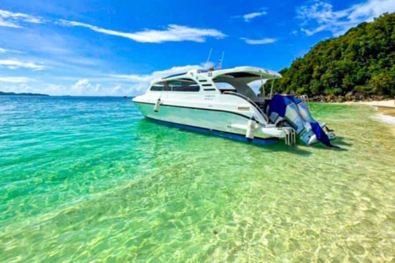 Lancha rápida preparada para la travesía