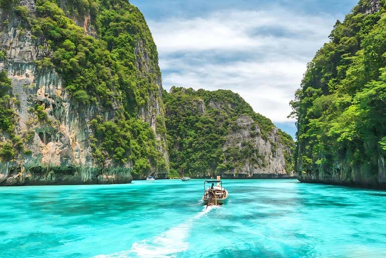 Explore the beautiful Phi Phi Islands