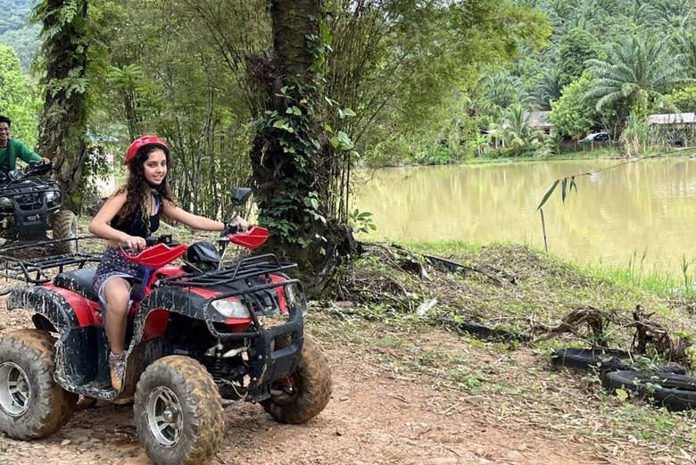 Pilotando un quad por Phukket