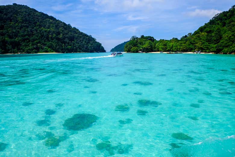 Les Surin compte de magnifiques baies aux eaux turquoise