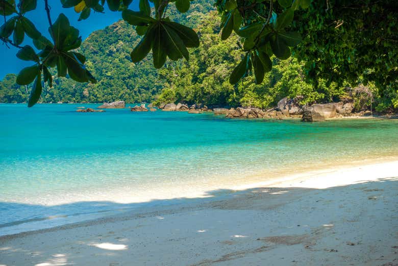 L'archipel des Surin se distingue par ses eaux turquoise