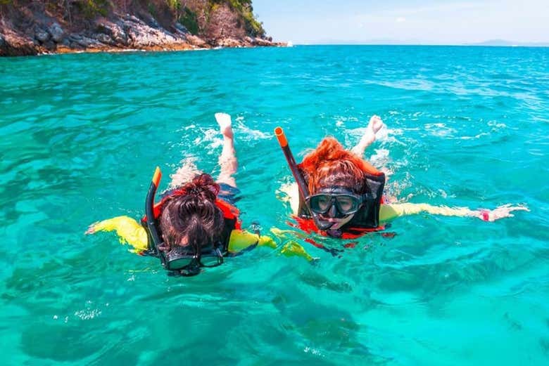 Praticando snorkel em águas cristalinas
