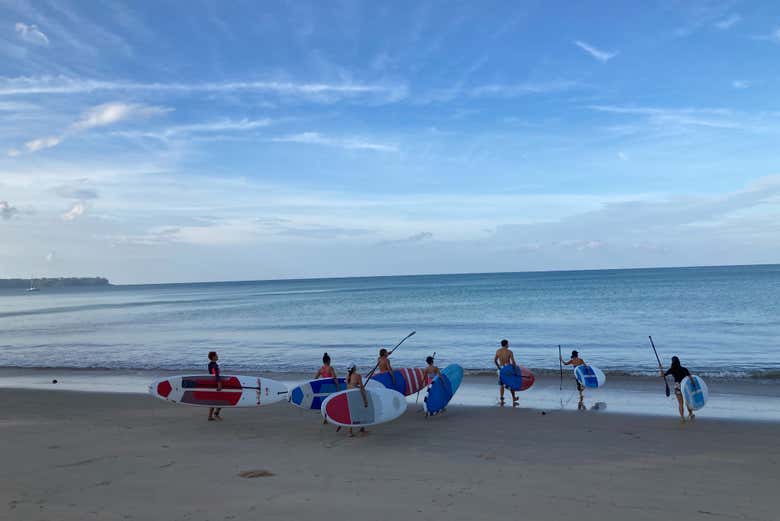 Con las tablas de paddle surf en la playa de Phuket