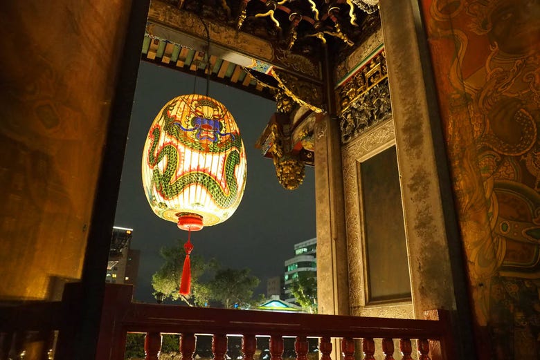 Farol en el interior del Templo Longshan