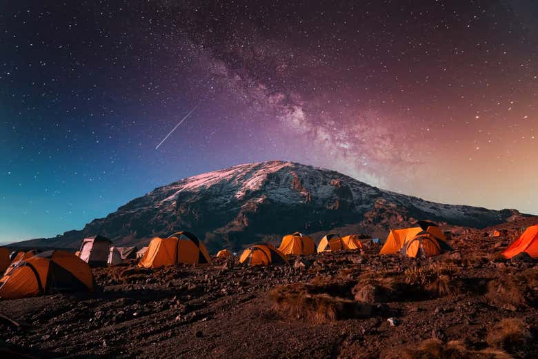 Campamento en el Kilimajaro durante una noche estrellada