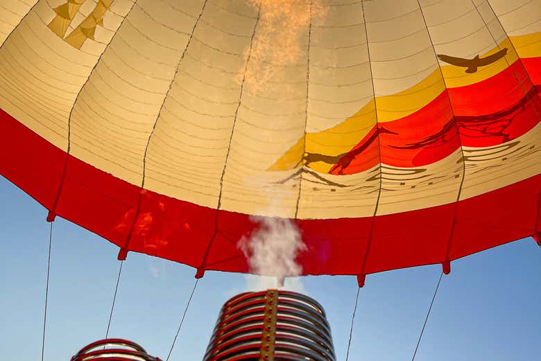 L'aria calda riempie la mongolfiera