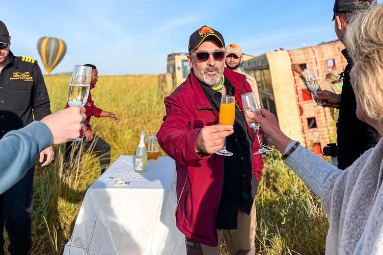 Un brindisi dopo il giro in mongolfiera