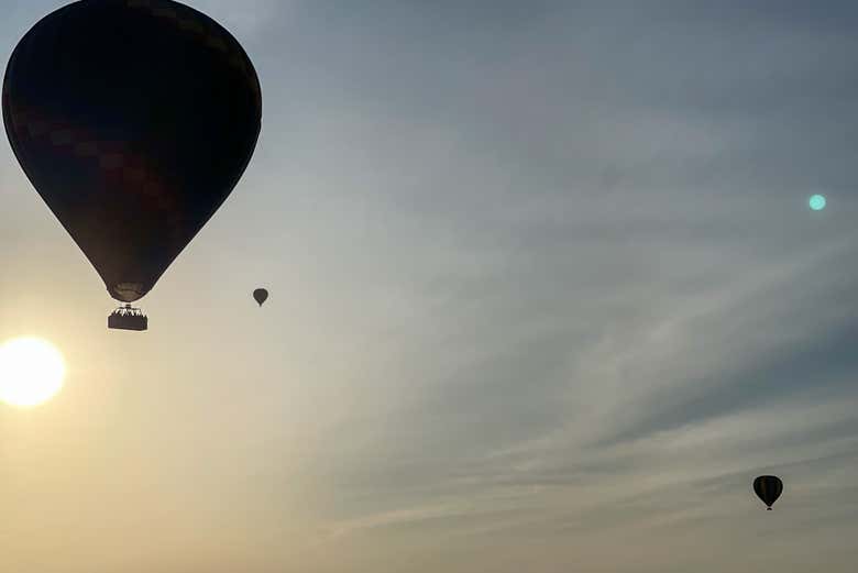 Alcune mongolfiere in volo all'alba