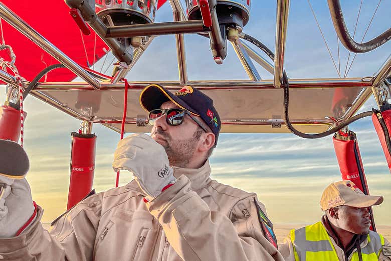 Ultimando gli ultimi dettagli prima del volo in mongolfiera